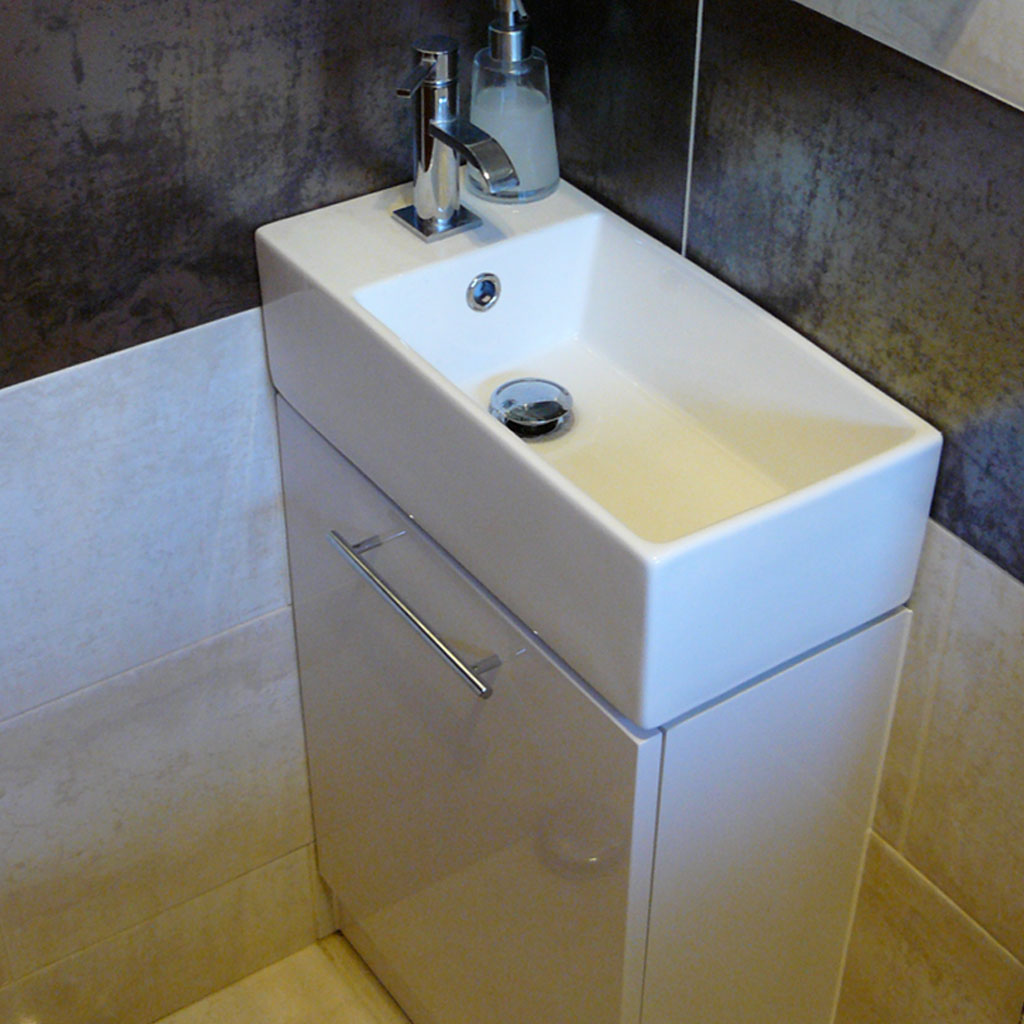 Fitted sink & tiling
